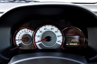 メーターは「ターボRS」と同じメッキリング付きの3眼式だが、「アルト ワークス」には色の変化でターボの過給圧を示すブーストインジケーターが備わる。