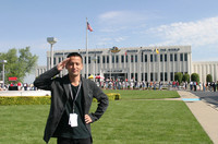 サーキット内の有名な「ホール・オブ・フェーム・ミュージアム」前にて。昔の優勝車がいっぱい。