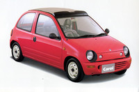 シャンテの生産中止から15年近い空白を経た89年11月、現在は消滅した販売チャンネルである「オートザム」ブランドから復活した「キャロル」。スズキ・アルトのランニングシャシーにマツダ独自のボディを載せた、いわば「着せ替えアルト」だった。