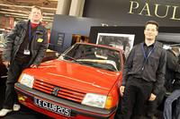 「ル・クラブ205」のメンバーと「プジョー205GTI」。2011年2月パリ「レトロモビル」展で。