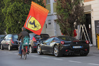 生活道路にいきなりフェラーリが、と思ったら