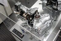 新型エンジンのカットモデル。吸気時と膨張時でピストンのストローク量が異なる。