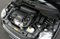 2013年モデルよりバルブトロニック化と直噴化されたエンジンは211psと26.5kgmを発生。オーバーブースト時には、最大トルクが28.6kgmまで高まる。