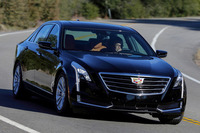 
	「キャデラックCT6」には、コーナリング性能を高めるための後輪操舵（そうだ）システムが用意されている。
	