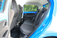 リアシートは3ドア、5ドア共に2人掛け。乗車定員は4人となる。
    