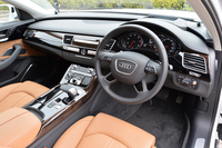 インテリアの造形は、マイナーチェンジ前のものが継承される。写真は「3.0 TFSIクワトロ」のもので、革張りのダッシュボードやドアトリムなどはオプション装備。
    