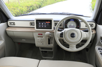 最上級グレード「X」のインテリア。木目調のダッシュボードと、セラミック（陶器）調のカラーパネルが目を引く。
    