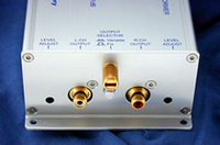 アイソレートトランスで微少レベルに抑えられた信号はこの端子から出力。内蔵アンプを持たないCDプレーヤーなどの信号と同レベルと思えばいい。中央のツマミなどで細かいレベル調整もできる。