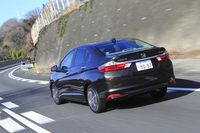 テスト車のボディーカラーはゴールドブラウンメタリック。