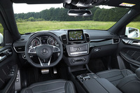 マイナーチェンジを機に、インパネやセンターコンソールなどのデザインが変更されたインテリア。ハンドル位置は、左のみとなる。