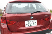 後席バックレストは、40:20:40の分割可倒式。開口部下端の位置が低いので、重量物の積み降ろしも容易。
写真をクリックすると、シートの倒れるさまが見られます