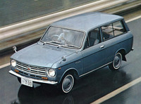 65年10月に発売されたライトバンの「L700」。Sシリーズ用のDOHCエンジンを流用した商用車で、翌11月にはピックアップの「P700」も追加された。66年9月には揃ってエンジンを拡大して「L800」「P800」となる。ここまでの製品はすべて水冷エンジンで、駆動方式はFRだった。