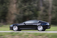 「ラピードS」の0-100km加速タイムは、「ラピード」より0.3秒短い4.9秒。最高速度は306km/hと公称される。