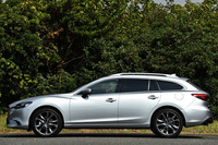 伸びやかなシルエットのサイドビュー。今回の試乗車「アテンザワゴン」のホイールベースは、4ドアの「アテンザセダン」よりも80mm短くなっている。