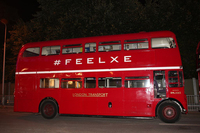 ロンドン名物のダブルデッカーの側面にも「#FEELXE」の文字が。