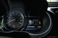 中央にアナログ式のスピードメーターが置かれる、「グレイス」の計器盤。その左側にはパワーメーターが、右側（写真）にはインフォメーションディスプレイがレイアウトされている。（写真をクリックすると表示バリエーションが見られます）