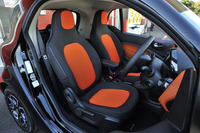 全幅が一気に10cm広がり、室内幅も増した。ヘッドレスト一体型のスポーティーなデザインのシートが装着される。