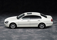  7つの凸レンズを組み合わせたマルチプロジェクターキセノンヘッドランプを採用し、一方、グリルの面積を抑えて個性的な顔づくりを目指したニューシーマ。新開発4.5リッターV8は、シリンダー内に直接燃料を噴射するダイレクトインジェクション。サスペンションは、前がマクファーソンストラット、後がマルチリンクである。