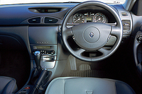 オーディオの右下に差さるカードキーが見えるだろうか。