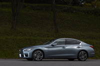 13代目となる現行型「日産スカイライン」。2014年2月に、まずはハイブリッド車から販売が開始された。
    