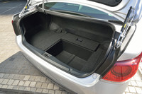 ハイブリッドモデル（リアエアコン非装着車）の荷室容量は、「ロイヤル」「アスリート」両シリーズとも、床下の予備スペースを含め450リッターが確保される。
