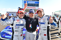 勝利を喜ぶ、TEAM KUNIMITSUの3人。写真左から、山本尚貴選手、高橋国光監督、そして伊沢拓也選手。