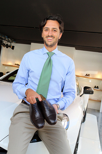 「パーカーソン」の創業家4代目であるガブリエレ・ブルッティーニ氏。「ぜひこれを履いて、アストンをドライブしてほしいですね」。