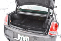 トランクルーム。後席の背もたれを前方に倒すことで、容量を拡大できる。（画像をクリックするとシートの倒れるさまが見られます）