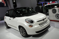 2013年1月のデトロイトモーターショーに展示された「500L」北米仕様。欧州仕様とバンパー形状や灯火類のデザインが違うのに注意。