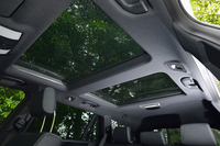 前後席ともに開放感をもたらす「パノラミックスライディングルーフ」は、20万円のオプション。