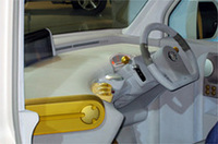 
	ドライブモード時のインパネ。13インチ液晶ディスプレイは、カーナビゲーション用の部分を残し、半分だけ顔を出している
	 