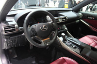 「IS350“Fスポーツ”」のインストゥルメントパネル。