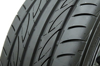 「アドバン フレバV701」のトレッド面。トレッドパターンはグリップ性能だけでなく、耐摩耗性や、摩耗後の静粛性にも配慮したデザインとなっている。