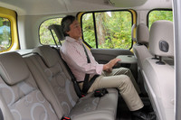 ホイールベース延長により、後席の居住空間は拡大。フロントシートバックのテーブルが使える。