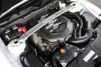 V8モデルに搭載される5リッターDOHCエンジン。今回の改良により、53.9kgm/4250rpmの最大トルクはそのままに、最高出力が418ps/6500rpmから426ps/6500rpmに向上した。