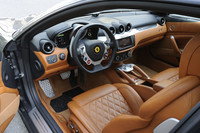 「スポーツGTツアラー」をうたう、「FF」のコクピット。