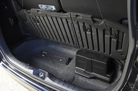 ラゲッジスペースには床下収納を採用。ハイブリッド車では、ここに走行用のバッテリーが搭載される。
    