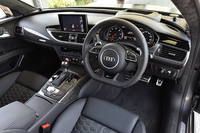「RS 7スポーツバック」のインテリア。フラットボトムのステアリングやカーボンパネルが、室内をスパルタンに演出する。
    