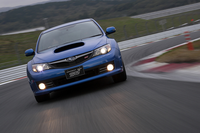 【スペック】全長×全幅×全高＝4415×1795×1475mm／ホイールベース＝2625mm／車重＝1480kg／駆動方式＝4WD／2リッター水平対向4DOHC16バルブターボ・インタークーラー付き（308ps/6400rpm、43.0kgm/4400rpm）／価格＝365万4000(テスト車＝393万7500円／オーディオ一体型HDDナビゲーションシステム＝28万3500円）