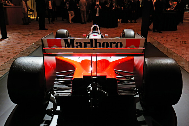 マクラーレン創立60周年記念展示の会場より（マクラーレンMP4/4、MP4