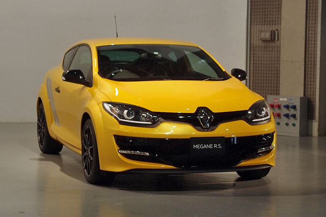 軽量パーツを装備した「ルノー・メガーヌR.S.」の限定車が登場