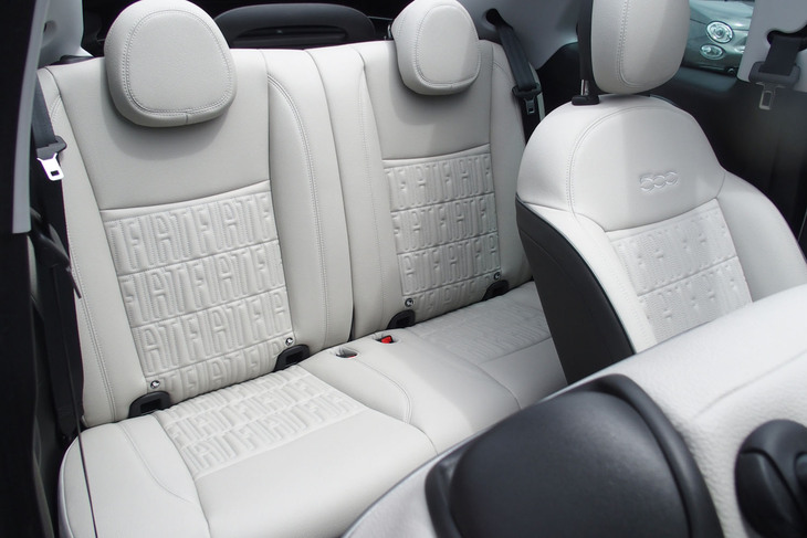 フィアット500eオープン（リアシート）