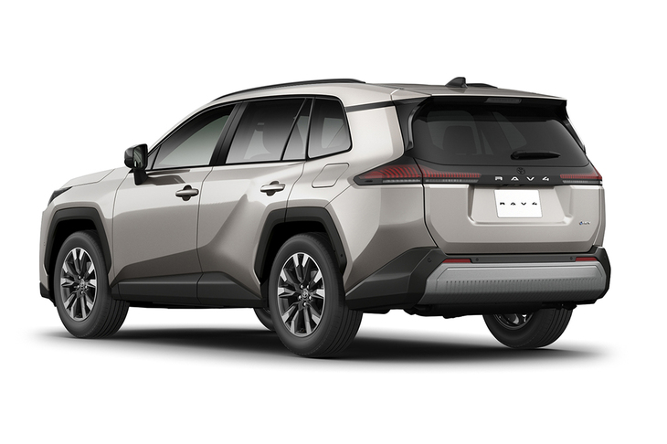 「RAV4」は先代モデルからグローバルでの人気が急上昇し、直近では年間100万台レベルにまで到達。そのため新型でもボディーサイズや室内長などのサイズをそのままにしている（支持されているから変える必要がないという判断）。