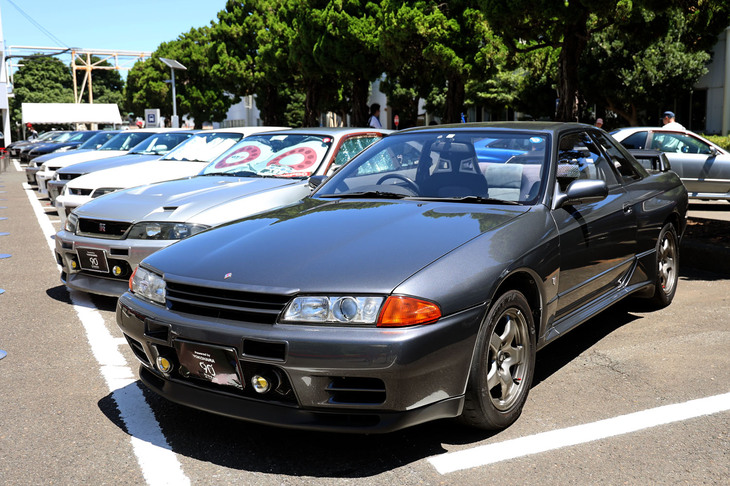 手前の「スカイラインGT-R」（R32）は、参加したR32のなかで唯一オリジナルのホイールを履いていた。