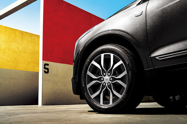 6スプリットスポークデザインの「ダイヤモンドカット＆ダークアンドロイドサテンフィニッシュ」20インチホイールを採用。