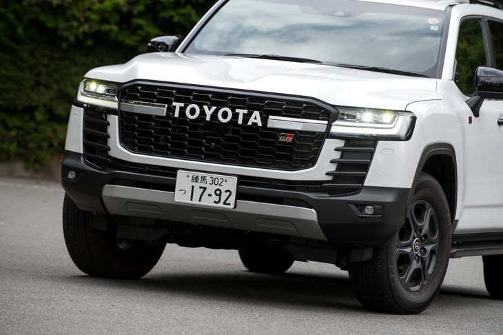 フロントバンパーとグリルも「GRスポーツ」専用仕立て。グリルには巨大な「TOYOTA」ロゴがあしらわれる。