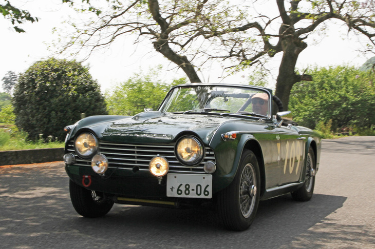 前後バンパーを外し、ロールバーを取り付け、ドアにはカーナンバーが記されるなど、レーシングライクないでたちの1965年「トライアンフTR4A」。