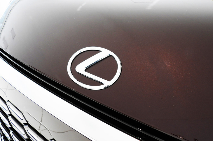 レクサスLM500h“バージョンL”（エンブレム）