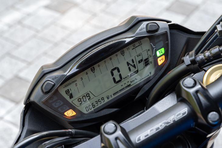 計器類の役割を担うLCDインストゥルメントパネル。デザインはいささか時代がかっているが、輝度の調整が可能だったり、タコメーターの表示パターンを切り替えられたりと、機能については申し分ない。