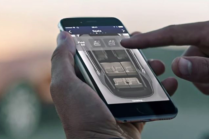 シートのアレンジは、スマートフォンによる遠隔操作でも可能。